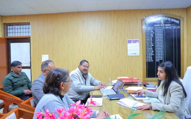 जनपद में सुदृढ़ स्वास्थ्य सेवाओं के लिए जिलाधिकारी ने की व्यापक समीक्षा