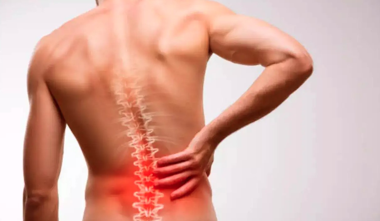 बिना दवाइयों के पाना चाहते हैं कमर दर्द से राहत, अपनाएं ये आसान घरेलू उपाय