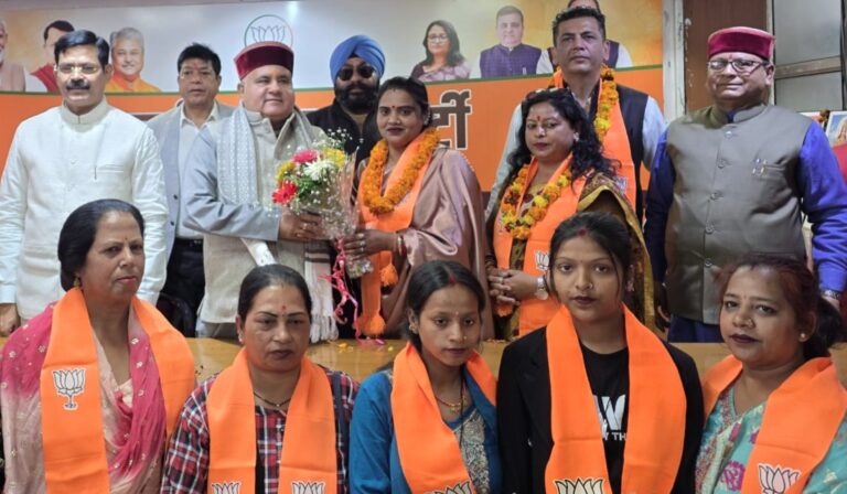 कांग्रेस, बसपा समेत अन्य दलों के सैकड़ों कार्यकर्ताओं ने भाजपा का दामन थामा