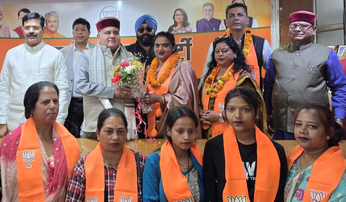 कांग्रेस, बसपा समेत अन्य दलों के सैकड़ों कार्यकर्ताओं ने भाजपा का दामन थामा