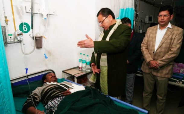 क्वानू–मीनस मोटर मार्ग दुर्घटना में घायल यात्रियों का हाल पूछने दून अस्पताल पहुँचे मुख्यमंत्री धामी
