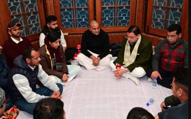 सीएम धामी ने विधायक राम सिंह कैड़ा के आवास पहुंचकर उनकी पूज्य माताजी के निधन पर जताया शोक