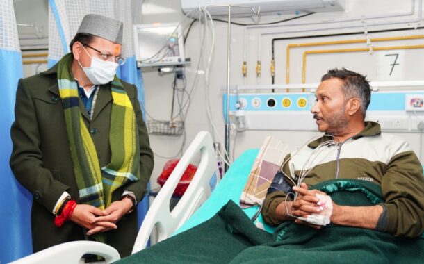 सीएम धामी ने दून अस्पताल पहुंचकर वरिष्ठ पत्रकार कैलाश जोशी का जाना हालचाल
