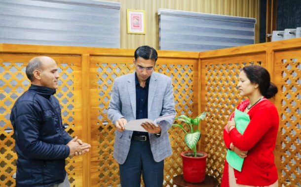 15 साल बाद विस्थापित परिवार को मिला आवासीय भूखंड का कब्जा