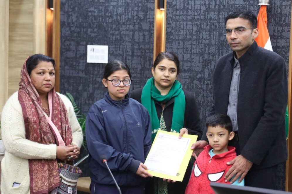 जिला प्रशासन की मानवीय पहल- विधवा महिला का बैंक ऋण चुकाया, बच्चों के भविष्य को दी सुरक्षा