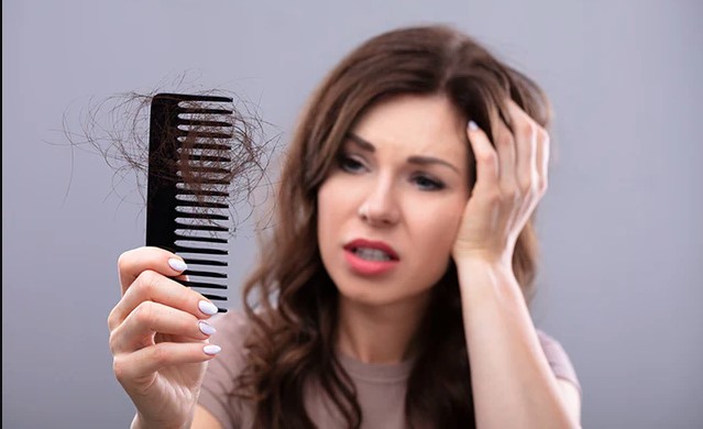 क्या आपके बाल भी तेजी से झड रहे हैं? तो जान लीजिये इसके पीछे के कारण