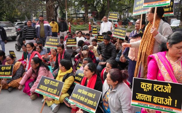 कारगी कूड़ा डंपिंग यार्ड के विरोध में महिला कांग्रेस ने नगर निगम का घेराव कर किया जोरदार प्रदर्शन