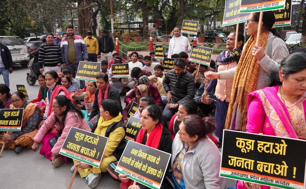 कारगी कूड़ा डंपिंग यार्ड के विरोध में महिला कांग्रेस ने नगर निगम का घेराव कर किया जोरदार प्रदर्शन