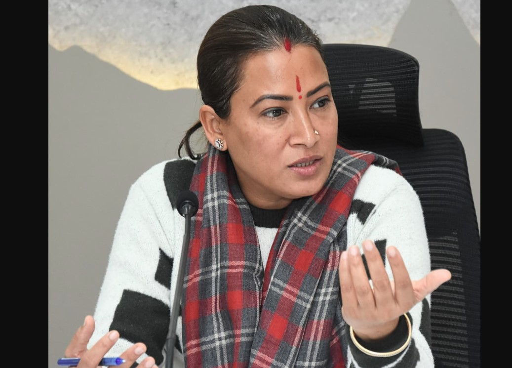 योजनाओं के क्रियान्वयन में लाएं तेजी- रेखा आर्या