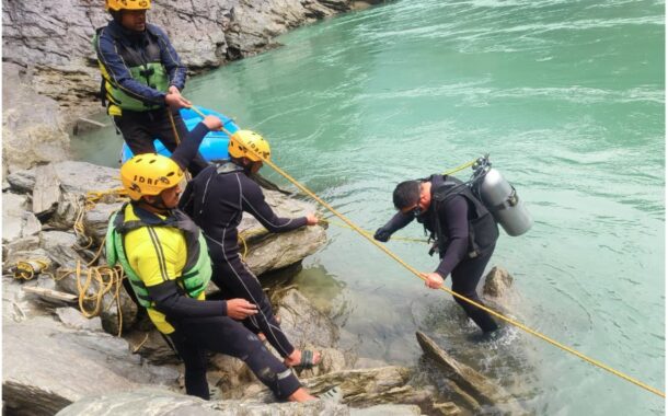 तीनधारा क्षेत्र में बड़ा हादसा, पिकअप वाहन नदी में गिरा, सर्च ऑपरेशन जारी