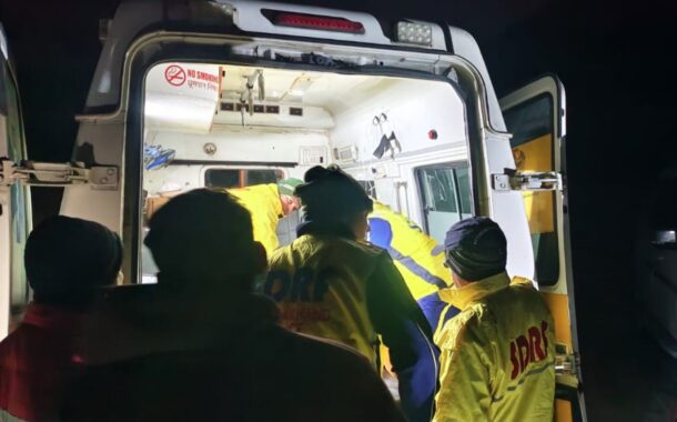 अनियंत्रित होकर खाई में गिरा डंपर, एसडीआरएफ ने रेस्क्यू कर चालक को निकाला सुरक्षित बाहर