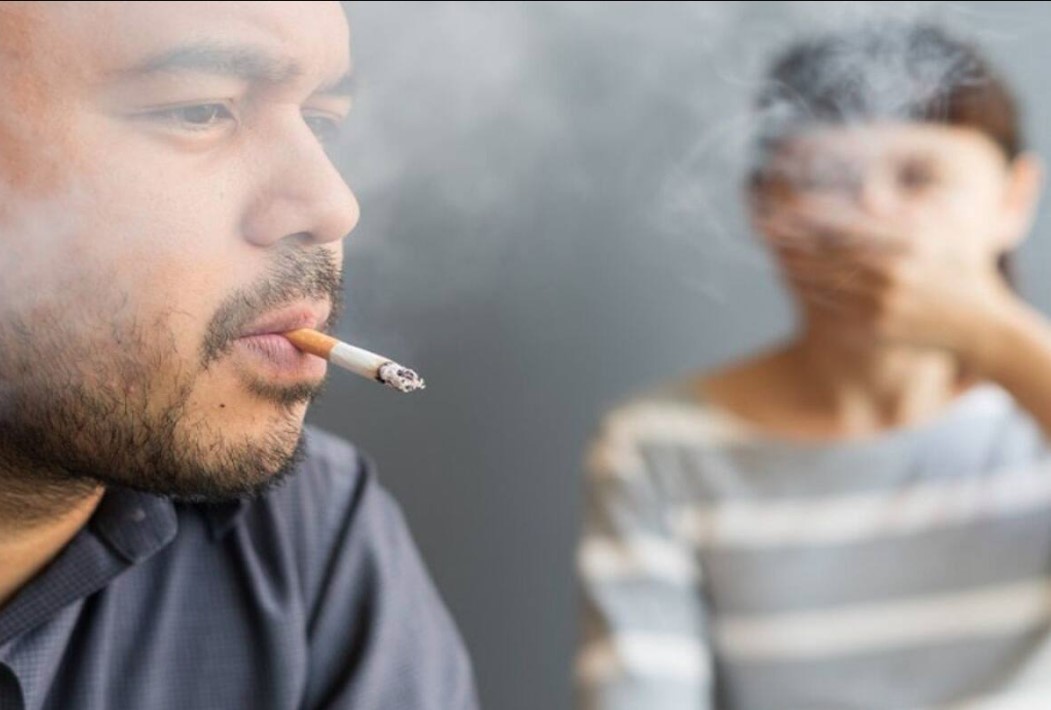 पैसिव स्मोकिंग- बिना सिगरेट पिए भी सेहत पर मंडराता गंभीर खतरा