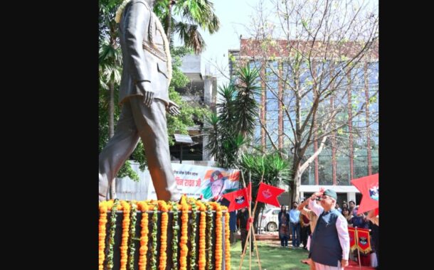 जनरल बिपिन रावत की जयंती पर उन्हें पुष्पचक्र अर्पित कर श्रद्धांजलि देते सैनिक कल्याण मंत्री गणेश जोशी