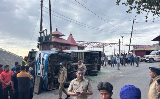 नैनीताल में बड़ा सड़क हादसा, अनियंत्रित होकर पलटी बस, एक की मौत, कई घायल