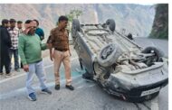 घोलतीर के पास हाईवे पर पलटी कार, रुद्रप्रयाग पुलिस ने चालक को निकाला सुरक्षित बाहर