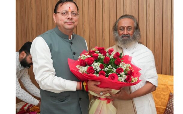 मुख्यमंत्री धामी ने श्री श्री रविशंकर से की शिष्टाचार भेंट