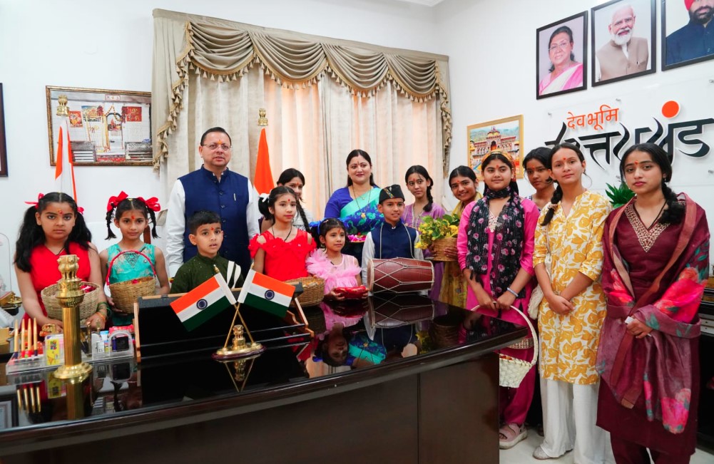 मुख्यमंत्री धामी ने सपरिवार मनाया लोकपर्व फूलदेई, प्रदेशवासियों को दी शुभकामनाएं