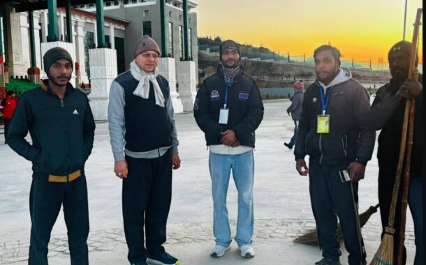 विधानसभा सत्र में योगदान दे रहे कर्मचारियों से मिले सीएम धामी