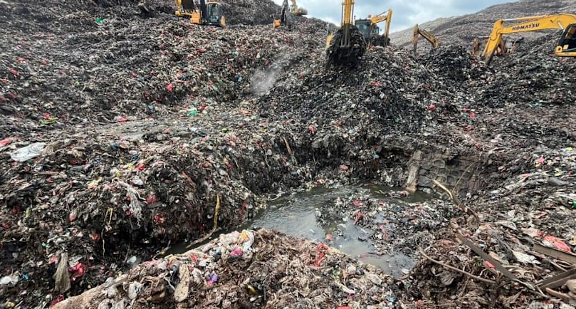 इंडोनेशिया में बड़ा हादसा, भारी बारिश के कारण कचरे का विशाल ढेर ढहा, पांच लोगों की मौत