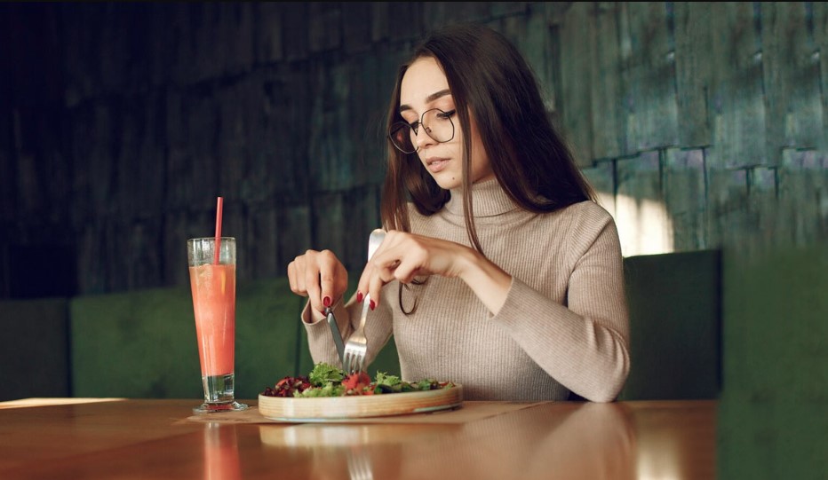 भोजन करने का सही तरीका कौन सा है, आइये जानते हैं क्या कहते हैं स्वास्थ्य विशेषज्ञ