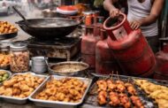 गैस सिलिंडर संकट का असर, ढाबों और रेहड़ियों में बढे खाने-पीने के दाम