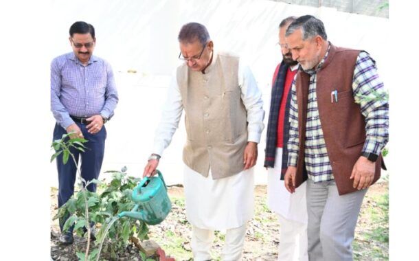 कृषि मंत्री गणेश जोशी ने अपने शासकीय आवास पर किया पौधरोपण