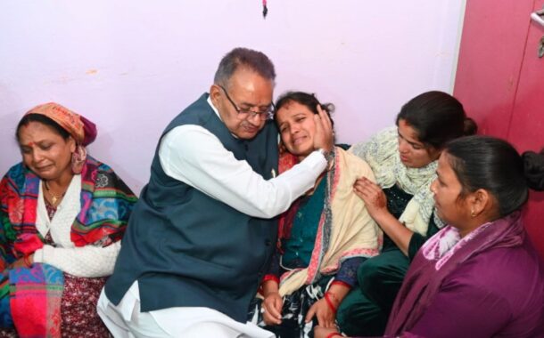 मालदेवता दुर्घटना में मृत युवक के परिजनों से मिले कैबिनेट मंत्री गणेश जोशी