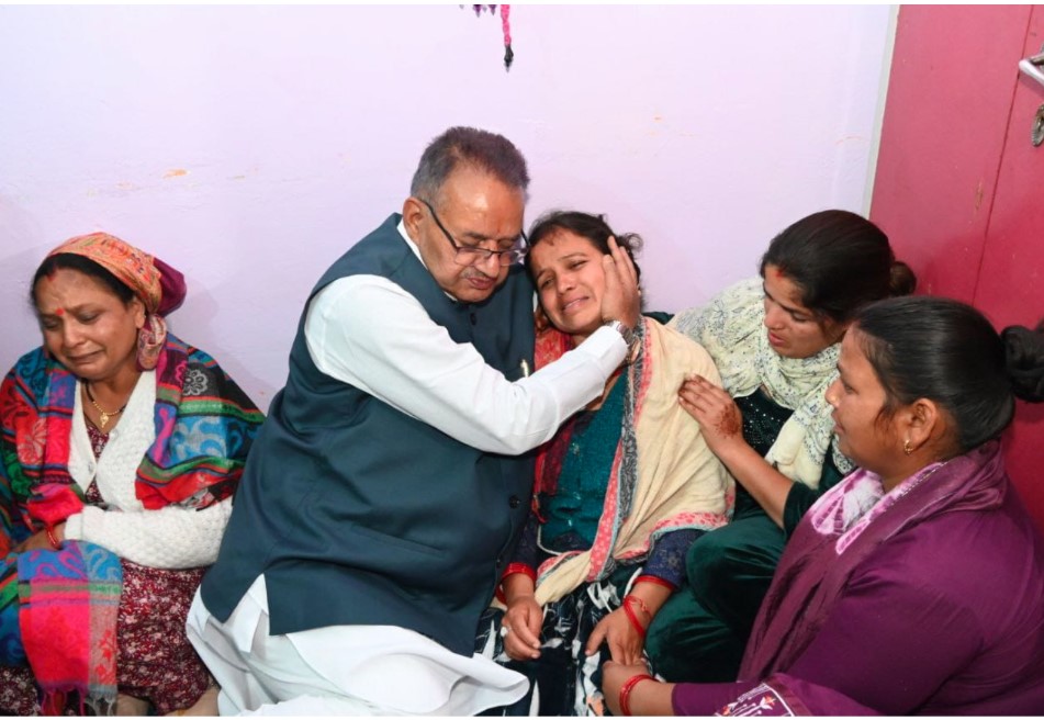 मालदेवता दुर्घटना में मृत युवक के परिजनों से मिले कैबिनेट मंत्री गणेश जोशी