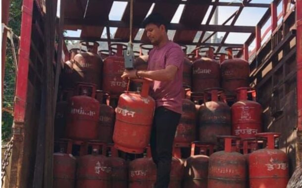 श्रीनगर में गैस सिलेंडरों की कालाबाजारी पर शिकंजा, वितरण वाहन में मिले 9 भरे सिलेंडर