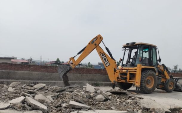 गणेशपुर में 30 बीघा की अवैध प्लॉटिंग पर चला एमडीडीए का बुलडोजर