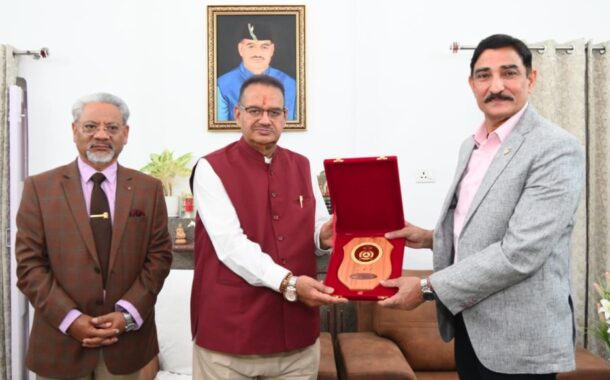 मंत्री गणेश जोशी से मिले गढ़वाल राइफल्स के कर्नल ऑफ द् रेजिमेंट लेफ्टिनेंट जनरल दिनेश सिंह राणा