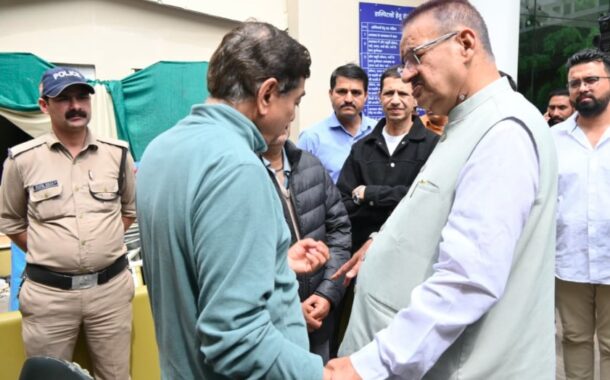 रिटायर्ड ब्रिगेडियर मृतक मुकेश जोशी के परिजनों से मिले कैबिनेट मंत्री गणेश जोशी