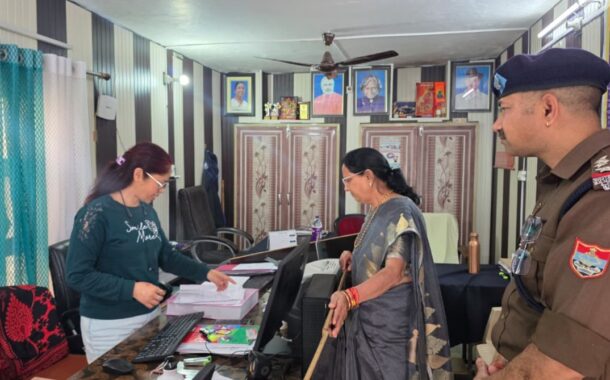 महिला आयोग की अध्यक्ष कुसुम कंडवाल ने महिला हेल्प डेस्क एवं साइबर सेल का किया औचक निरीक्षण
