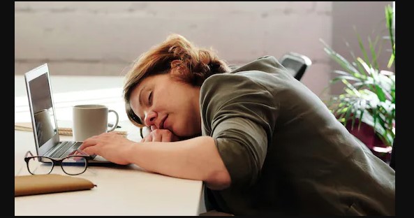 खाना खाने के बाद क्यों आती है नींद? जानिए क्या कहते हैं स्वास्थ्य विशेषज्ञ