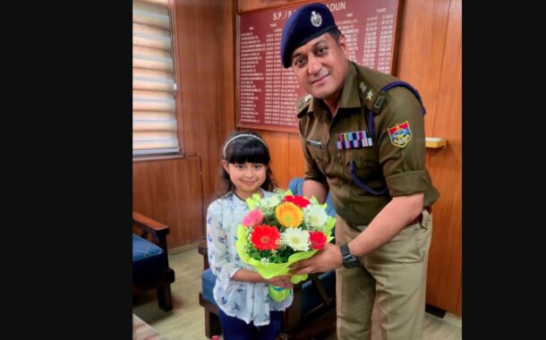 देहरादून एसएसपी से मिलने पहुंची नन्ही बच्ची, फूल देकर जताया पुलिस के प्रति सम्मान