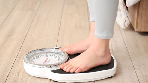 अचानक तेजी से घट रहा है वजन? हो सकता है किसी गंभीर बीमारी का संकेत