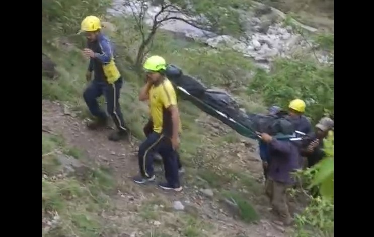 दर्दनाक सड़क हादसा- गहरी खाई में गिरा वाहन, चालक की मौत