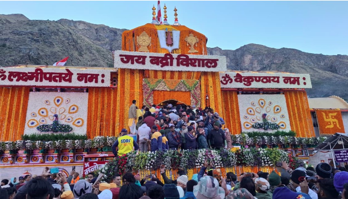 विधि-विधान के साथ खुले बद्रीनाथ धाम के कपाट, हजारों श्रद्धालु रहे मौजूद