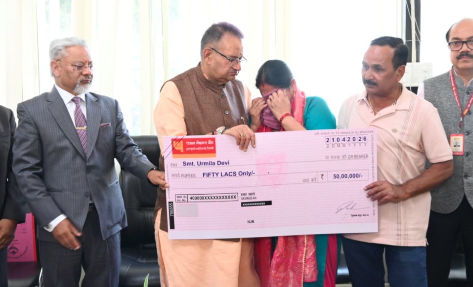 सैनिक कल्याण मंत्री गणेश जोशी ने उपनल कर्मचारी के परिजनों को सौंपा ₹50 लाख की बीमा राशि का चैक