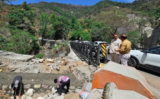 कैबिनेट मंत्री गणेश जोशी ने मसूरी-देहरादून मार्ग पर बन रहे वैली ब्रिज के निर्माण कार्य का किया निरीक्षण 