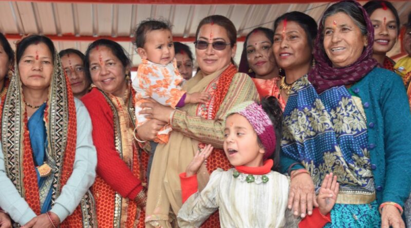 सोमेश्वर में देव पूजन वैशी कार्यक्रम में शामिल हुईं मंत्री रेखा आर्या