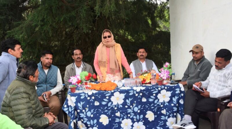 कैबिनेट मंत्री रेखा आर्या ने सुनीं ग्रामीणों की समस्याएं