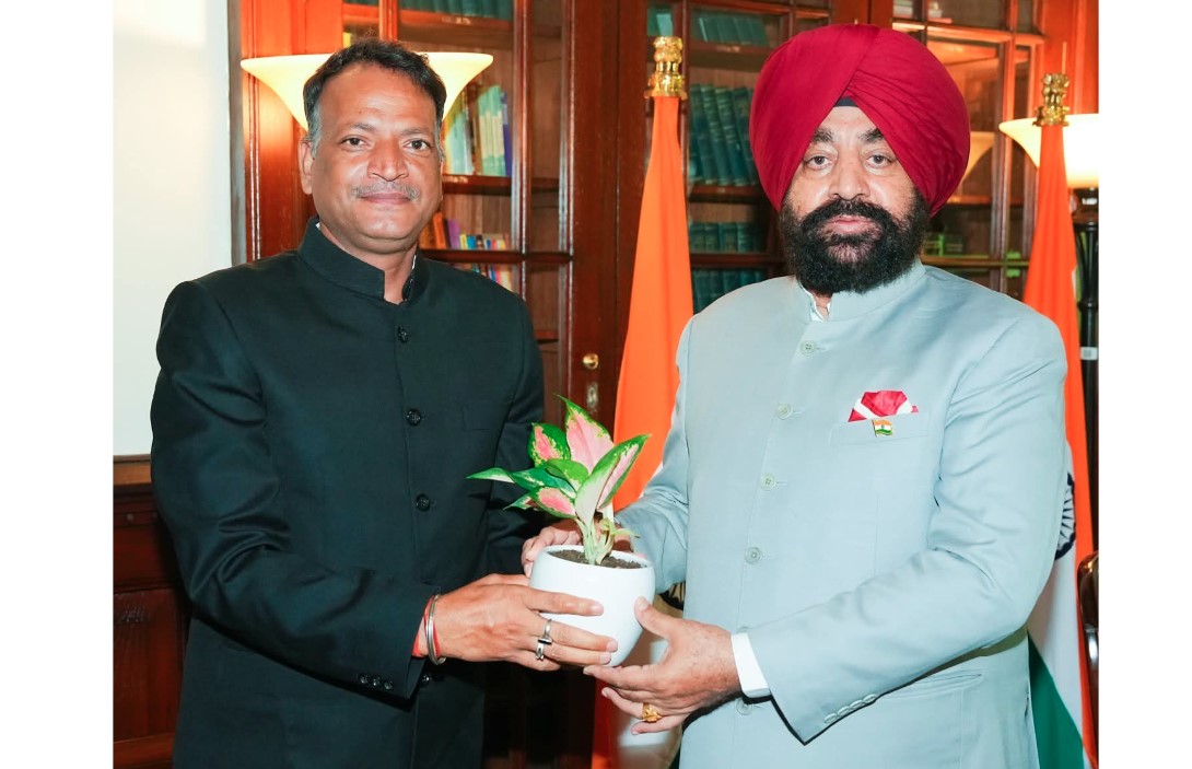 राज्यपाल से मिले मुख्य विकास अधिकारी अरविंद कुमार पांडेय